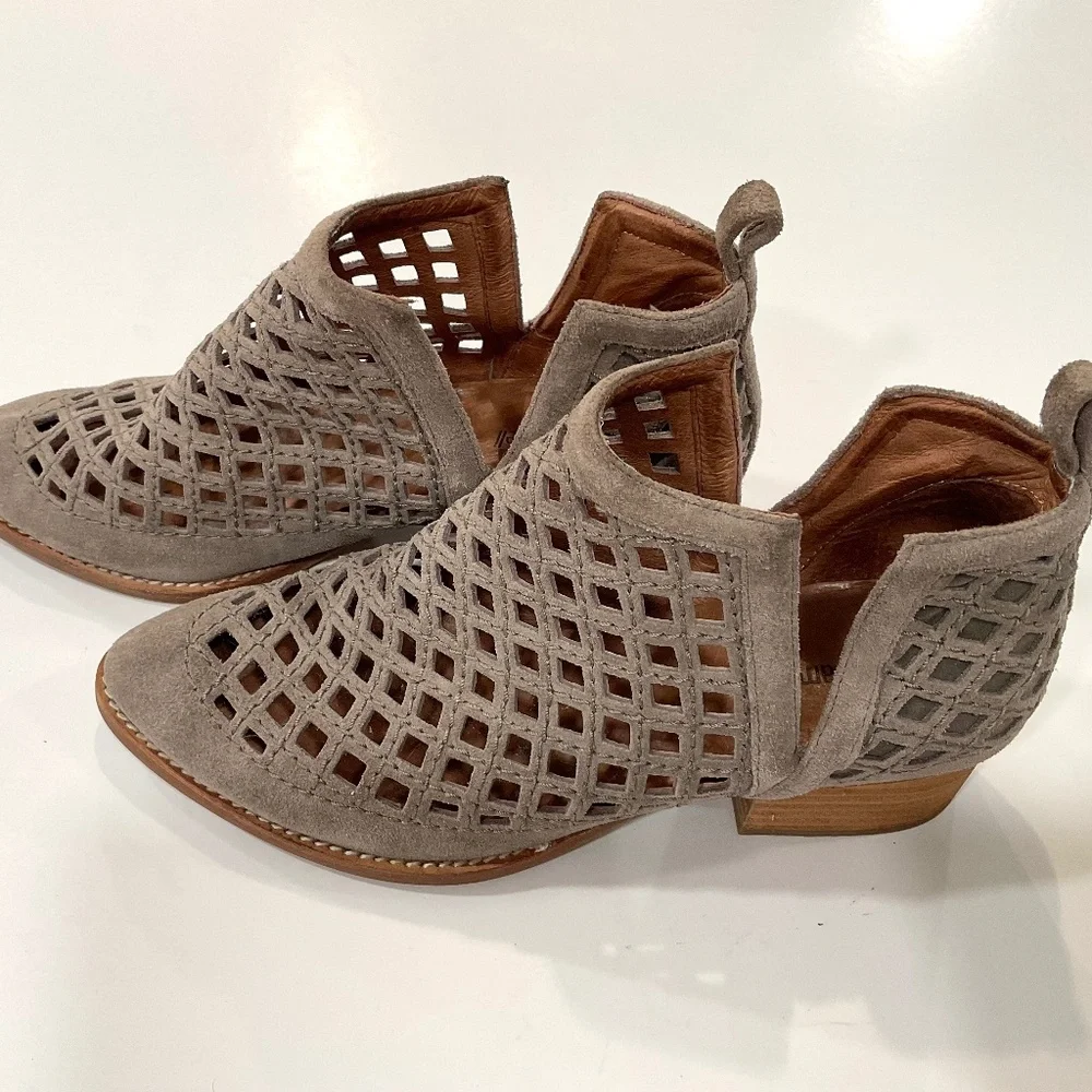 JEFFREY CAMPBELL Taggart Ankle Booties Taupe Suede Size 7.5 Excellent Condition